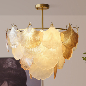 مصابيح قلادة من الحديد الذهبي الحديدي.