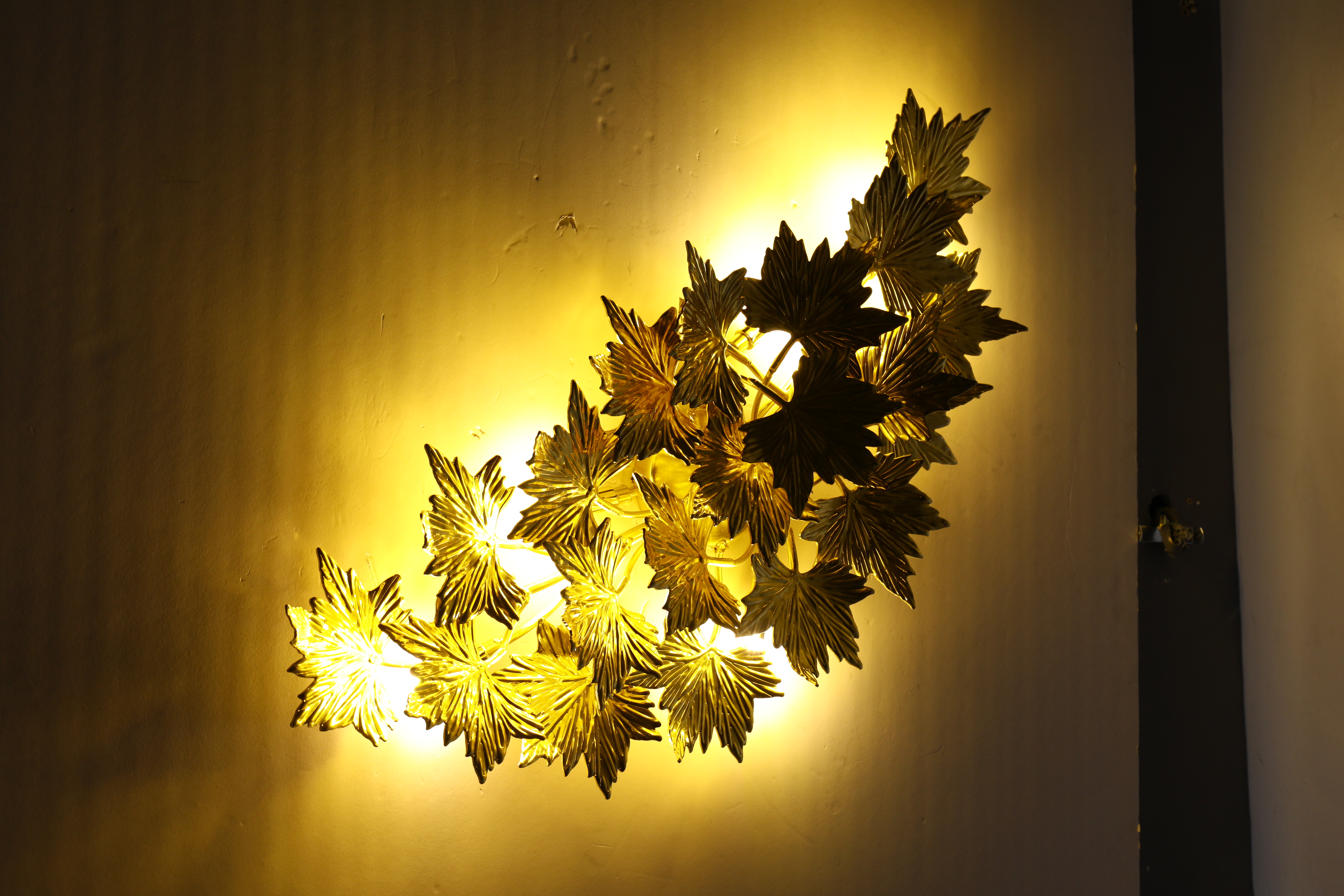 التوصيل في أضواء الجدار