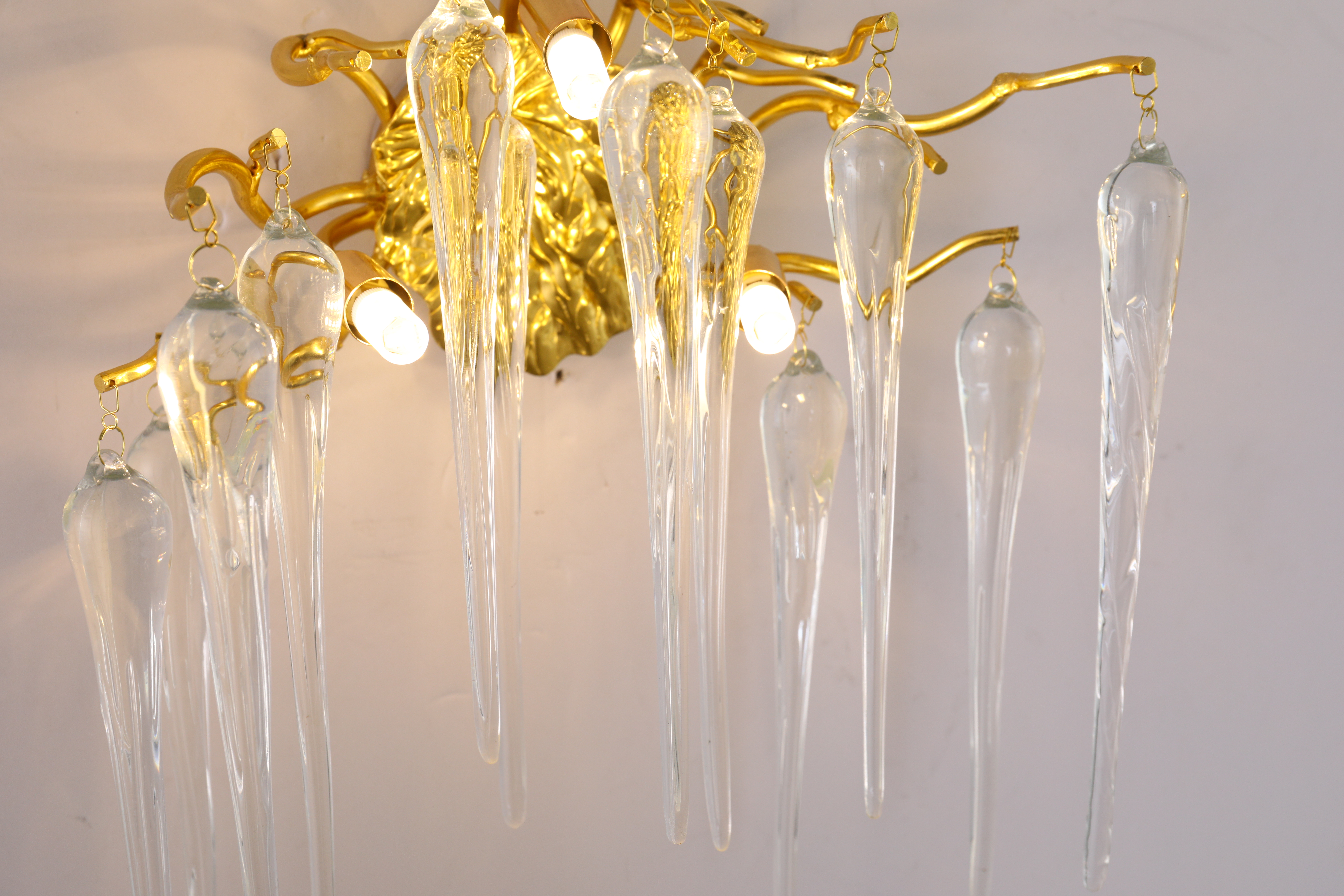 الجدار في الهواء الطلق الشمعدان